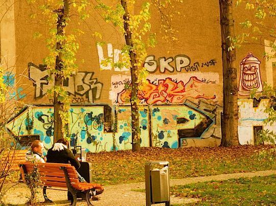 旅、EarthTribe、世界一周、ブログ、バックパッカー、トラベラー、画像、ドイツ、ベルリン、グラフィティ、ドア、タグ、落書き、ベルリンの壁